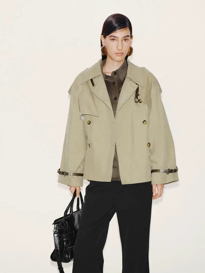Damen Kurzer Boxy-Trenchcoat mit weitem Revers, Schulterriegeln und verstellbaren Manschetten Drune