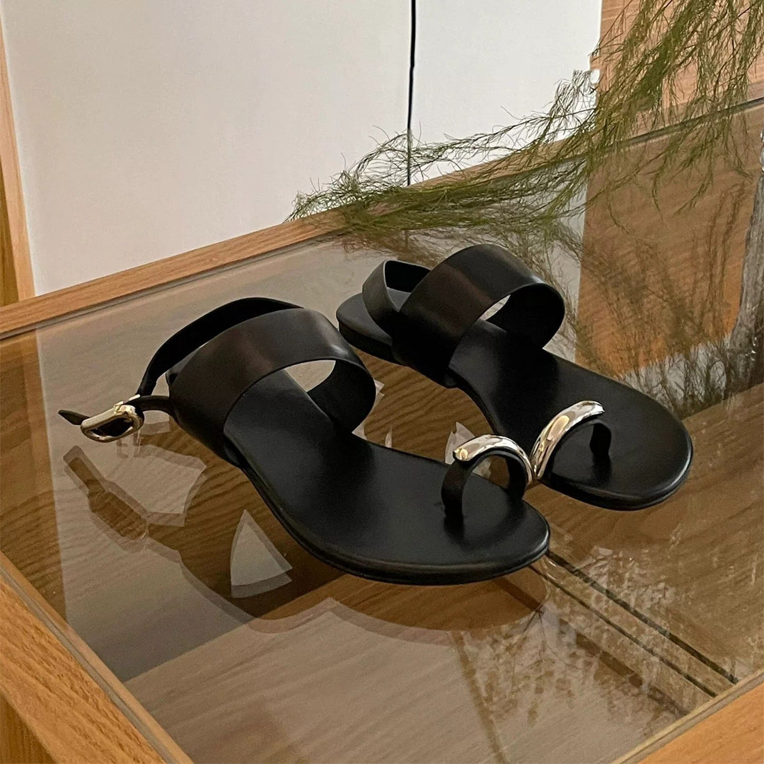 Damen elegante Zehentrenner-Sandalen mit modischen Riemen und metallic Akzent Drune