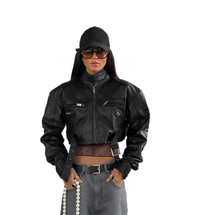 Damen Cropped Boxy-Bikerjacke aus veganem Leder mit hohem Stehkragen, Reißverschlusstaschen & Schnallen-Detail Drune