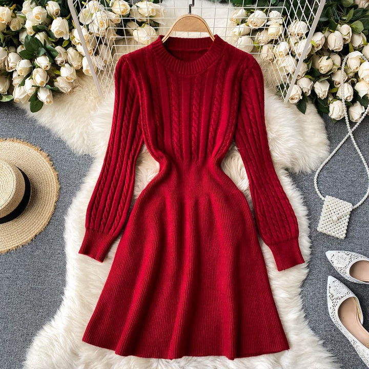 Damen Strickkleid mit modernem Zopfmuster und figurbetonendem Schnitt Drune