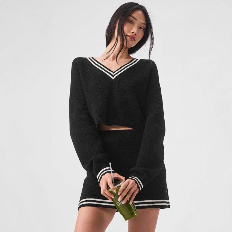 Damen modisches Strickkleid mit eleganter Kapuze und feinen Kontraststreifen Drune
