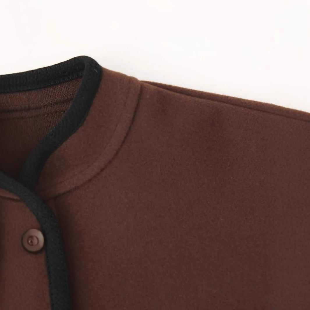 Damen nan kastige Kurzjacke mit Rundhalsausschnitt, Kontrastpaspel und Leistentaschen Drune