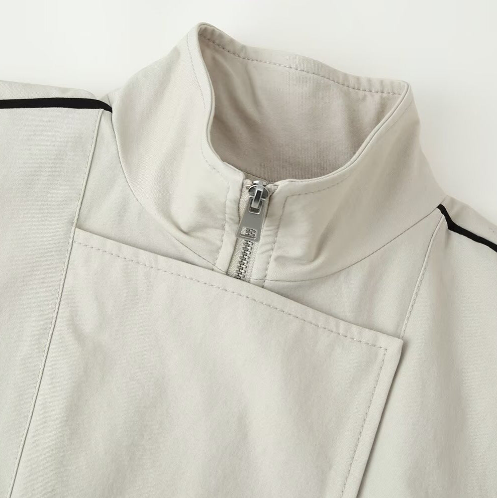 Damen Cropped Windjacke aus technischem Material mit hohem Stehkragen und Kontrastpaspel Drune