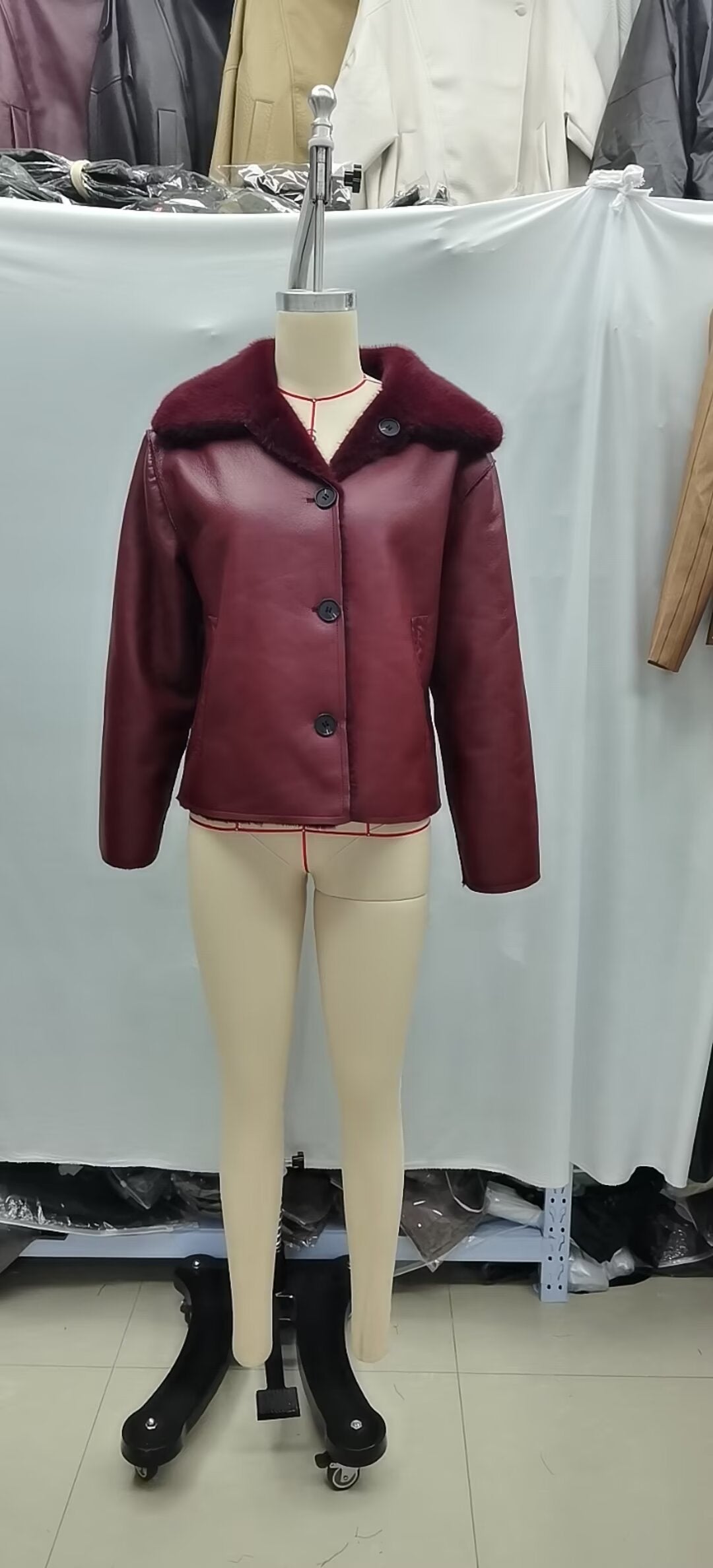 Damen Kurze Wende‑Lammfelljacke mit vollem Umlegekragen und warmer Teddyfütterung Drune