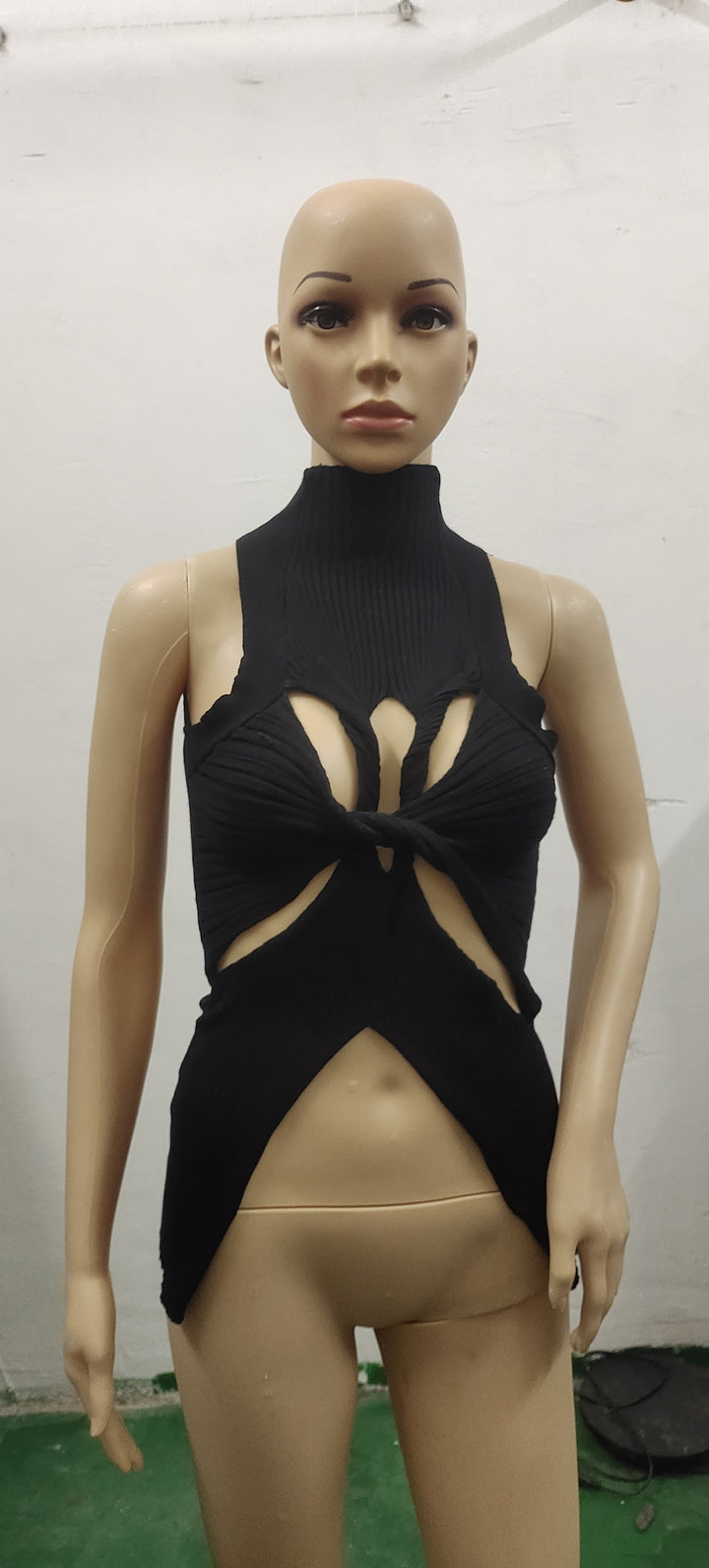 Damen figurbetontes Cut-Out Top mit hohem Kragen Drune