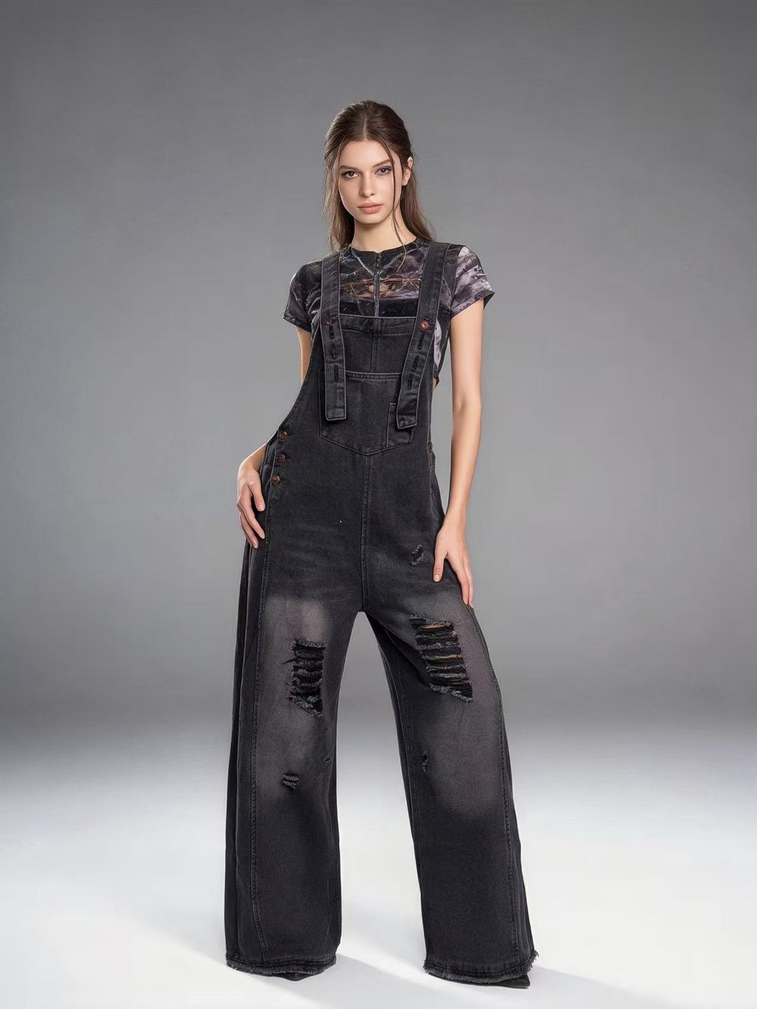 Damen nan moderne Baggy-Latzhose aus pigmentgefärbtem Stretch-Denim mit verstellbaren Trägern und sichtbaren Rissen Drune