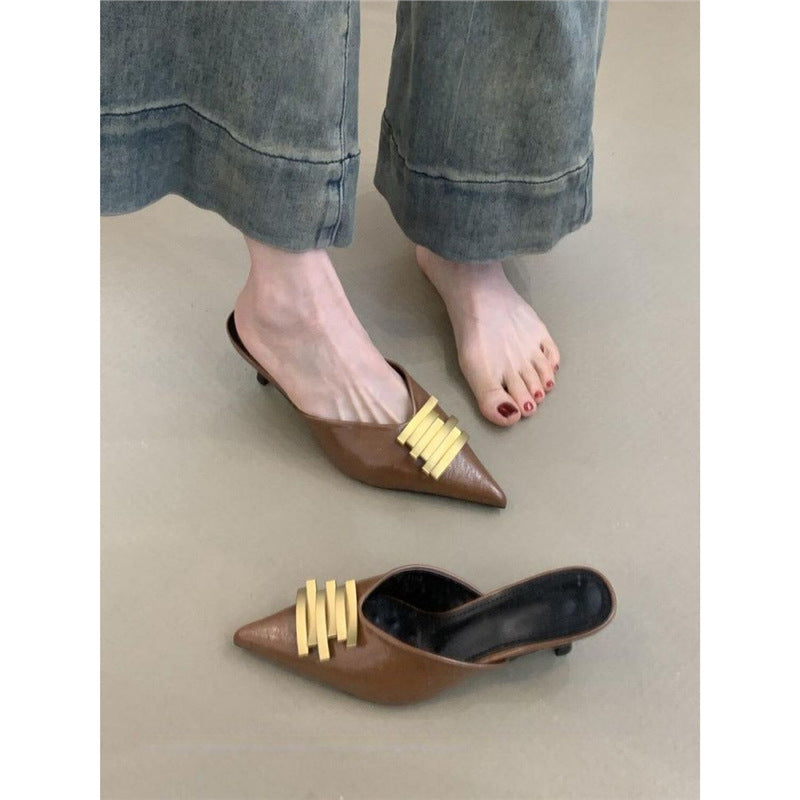 Damen Spitz zulaufende Lederoptik-Mules mit skulpturiertem Kitten‑Heel und goldener Wellenapplikation Drune