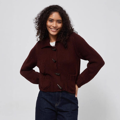 Damen Grobstrickjacke mit dekorativen Knopfdetails und praktischen Taschen Drune