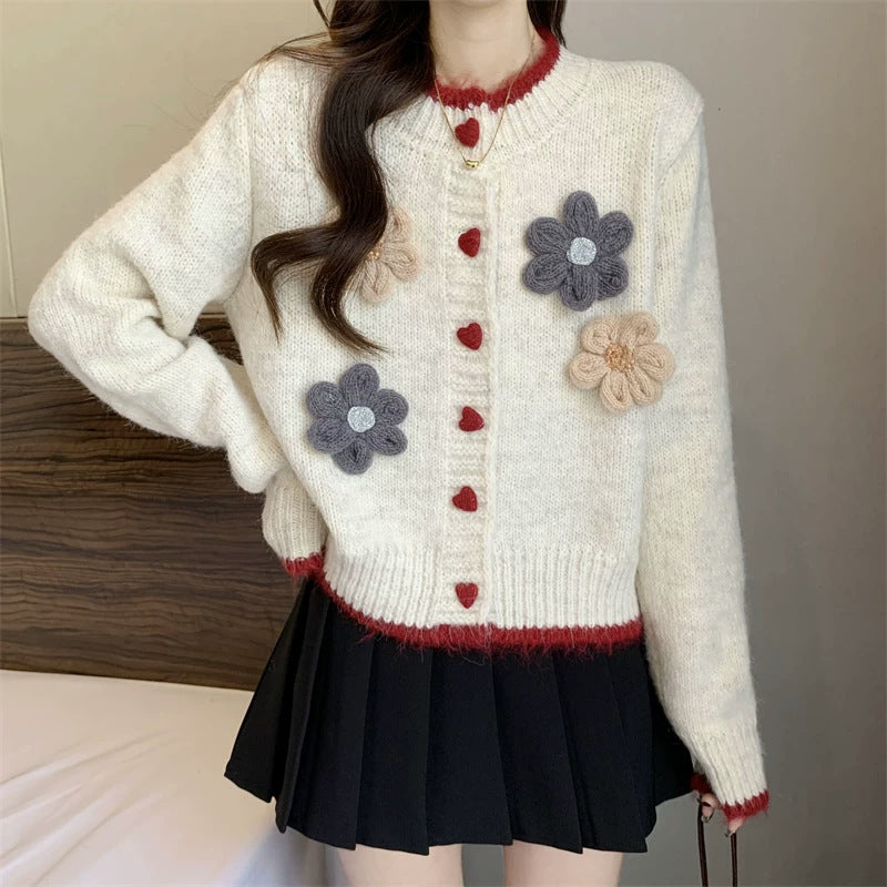 Damen verspielte Strickjacke mit Herzknopfverschluss und floralen Applikationen Drune