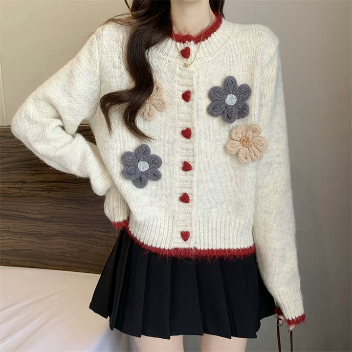 Damen verspielte Strickjacke mit Herzknopfverschluss und floralen Applikationen Drune