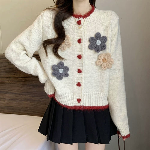 Damen verspielte Strickjacke mit Herzknopfverschluss und floralen Applikationen Drune