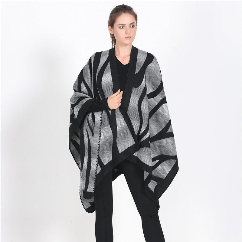 Damen Oversize-Strickcape mit abstrakter Wellenjacquard‑Struktur und kontrastierter Kettelkante Drune