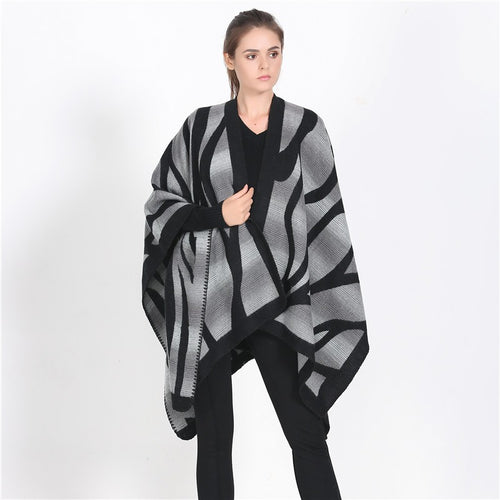 Damen Oversize-Strickcape mit abstrakter Wellenjacquard‑Struktur und kontrastierter Kettelkante Drune