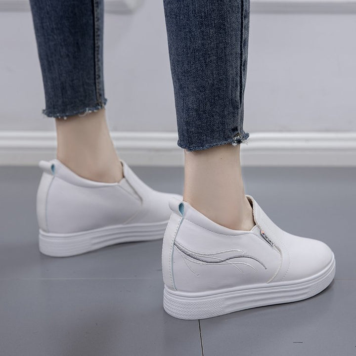 Damen Slip-On Keilsneaker mit verdecktem Keil, Lederimitat und dekorativer Stickerei Drune