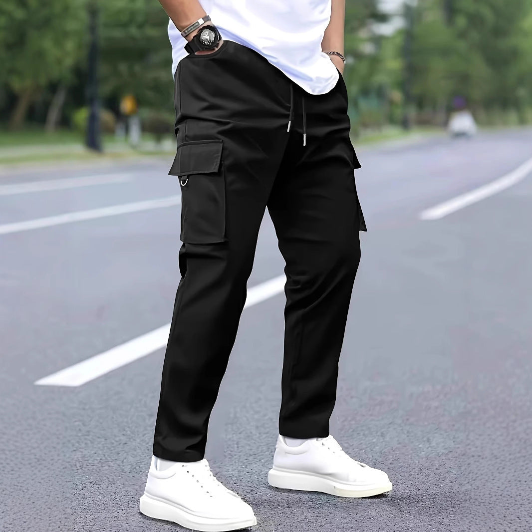 Herren Slim‑Tapered Cargo‑Jogginghose mit Tunnelzugbund, Klappentaschen und Metallringdetail Drune