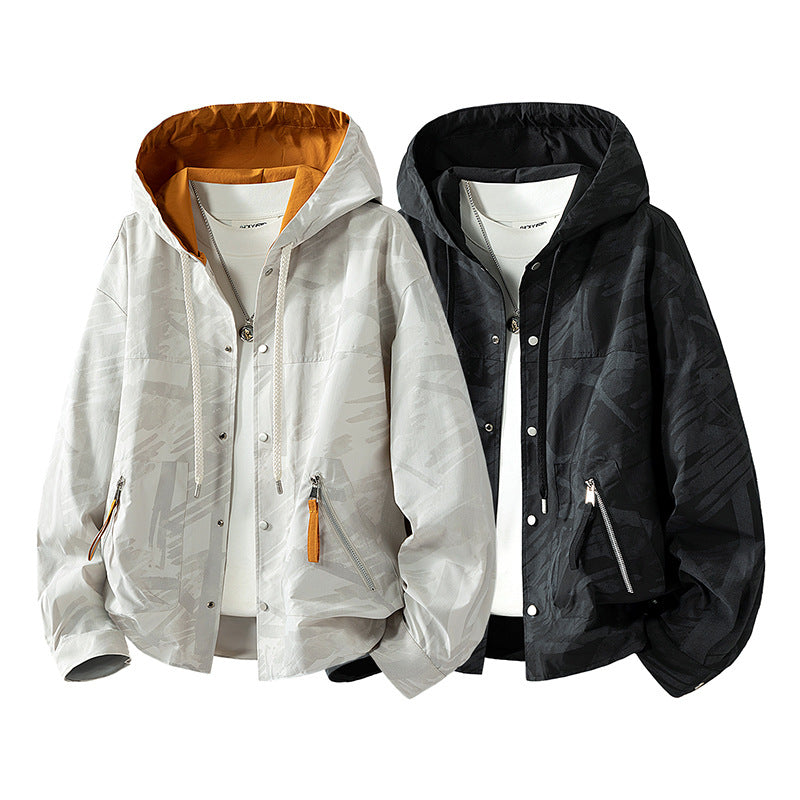 Herren leichter Kapuzenblouson mit unaufdringlichem Print, Druckknopfblende und schrägen Reißverschlusstaschen Drune
