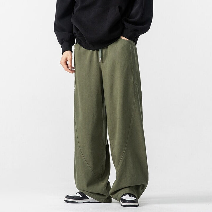Herren Weite Loungehose mit Tunnelzug, aufgesetzten Taschen und markanten Panelnähten Drune