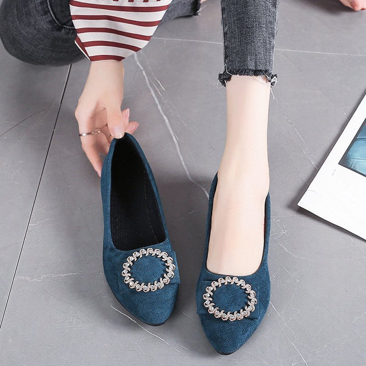 Damen nan elegante Veloursoptik-Ballerinas mit dekorativer Schmuckbrosche und kleinem Blockabsatz Drune