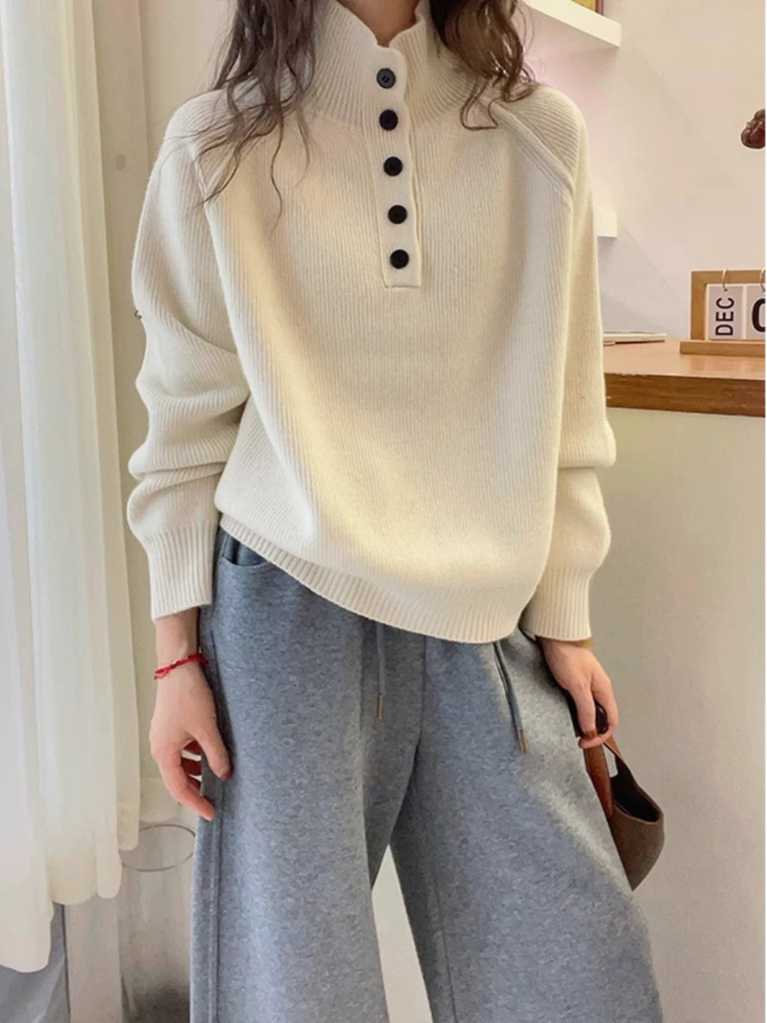 Damen Grobstrickpullover mit hochstehenden Kragen und dekorativen Knöpfen Drune