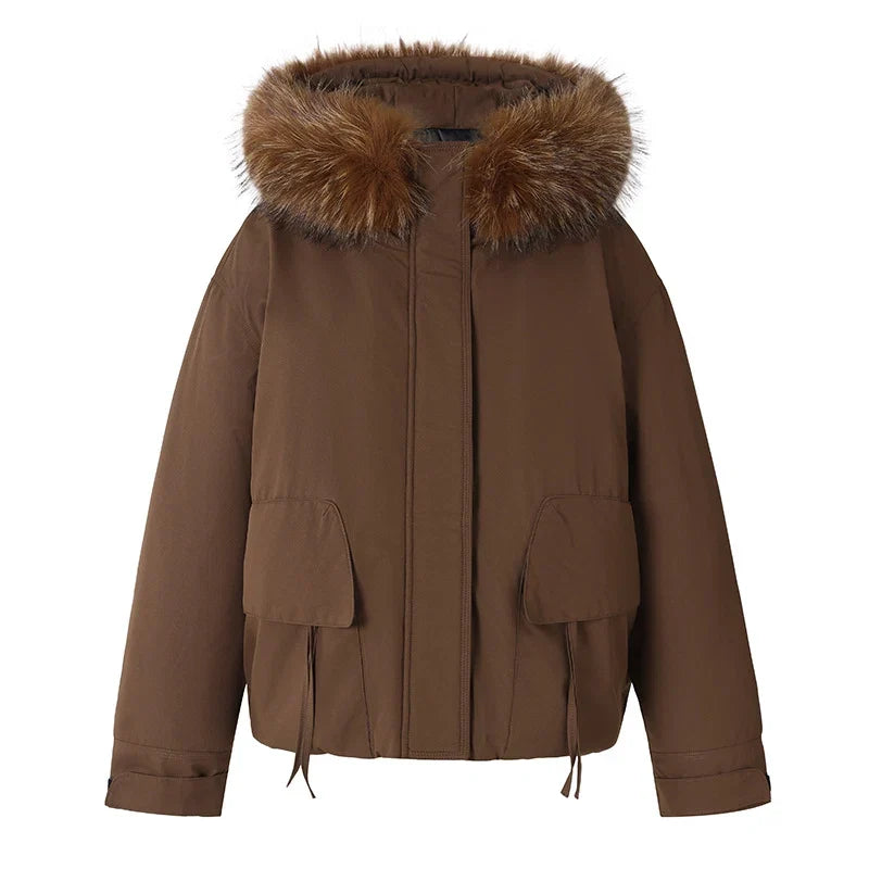 Damen kurze Isolationsjacke im boxy Schnitt mit voluminösem Kunstfellbesatz und funktionalen Klappentaschen