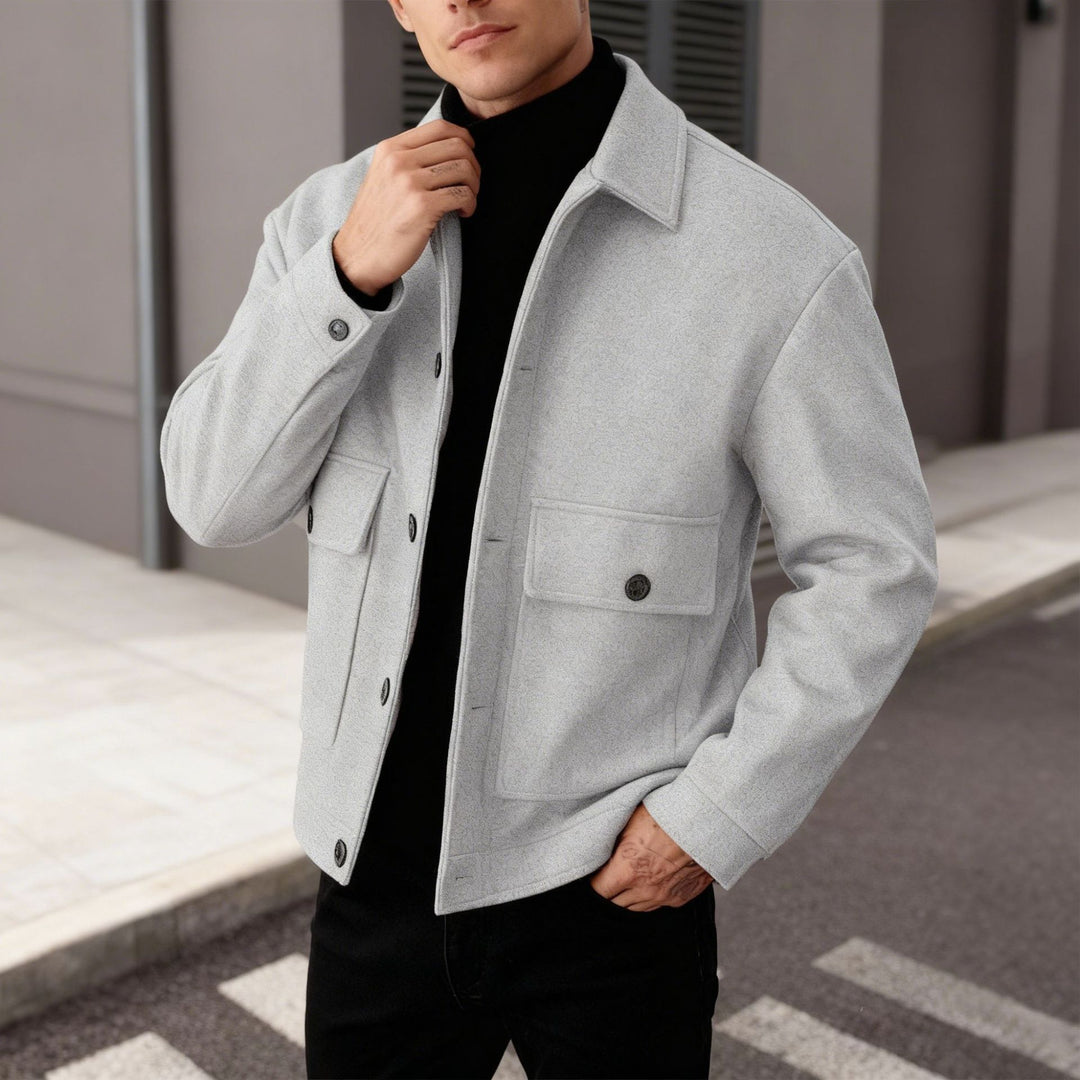 Herren nan kurze Woll-Feldjacke mit Hemdkragen aufgesetzten Pattentaschen und klarer Silhouette Drune