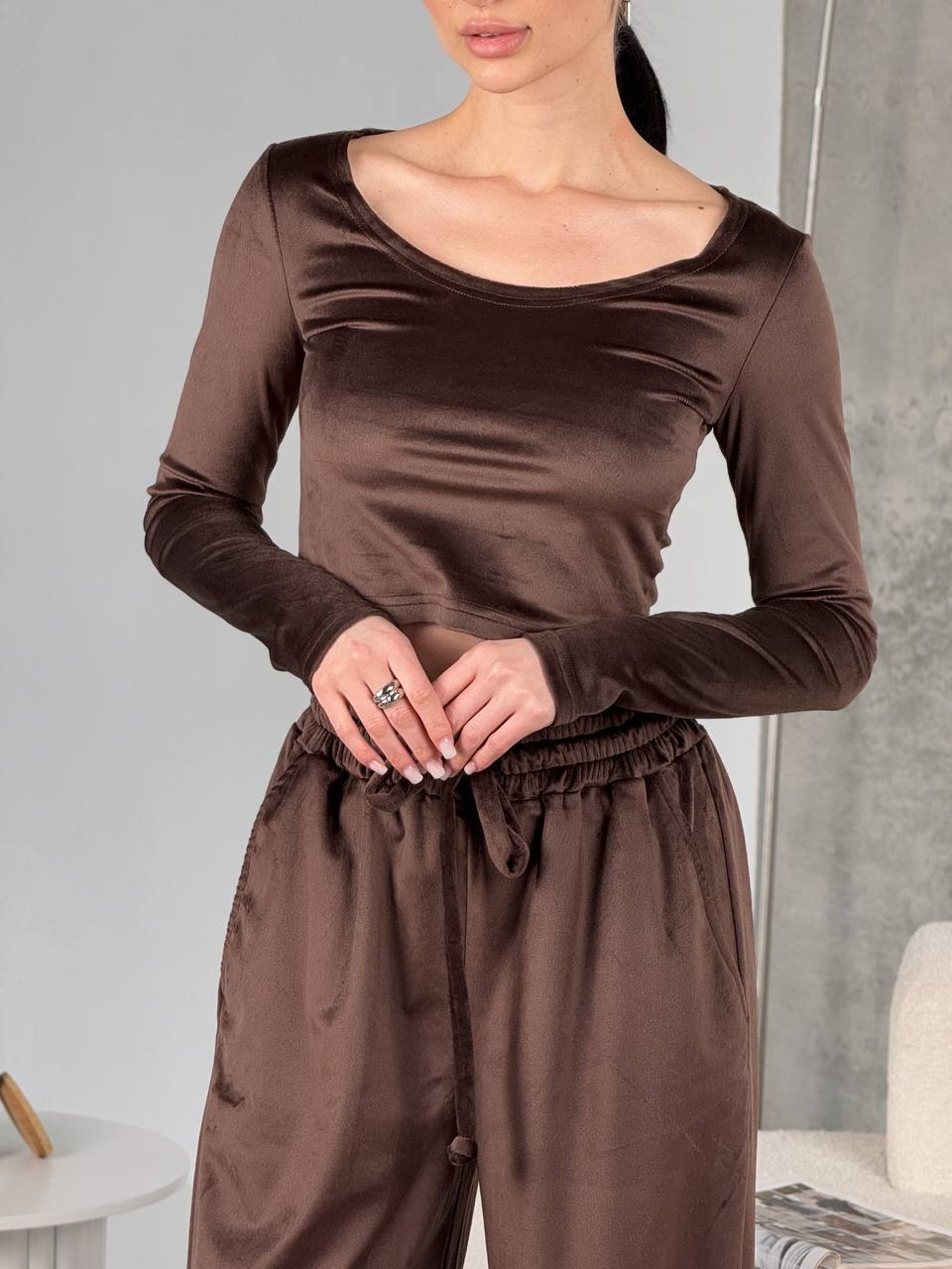 Damen samtiges bauchfreies Langarm-Crop-Top mit weitem Rundhalsausschnitt Drune