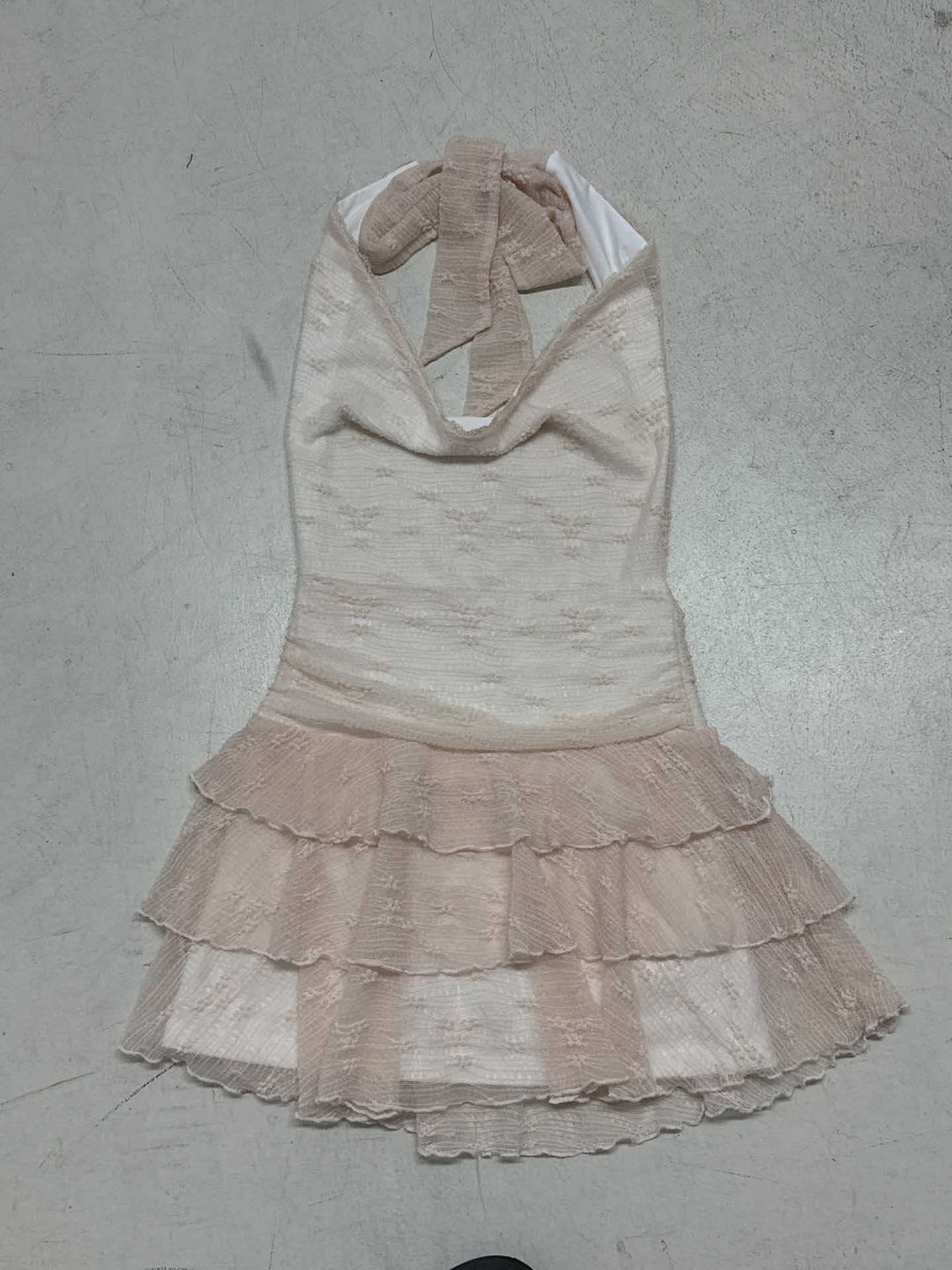 Damen Freizeitkleid mit geschickt drapiertem Rückenausschnitt und fließendem Rüschensaum Drune