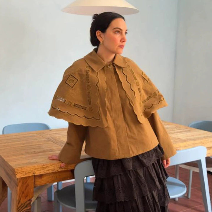Damen Kurzjacke mit besticktem Cape, Lochstickerei und geschwungenem Saum Drune