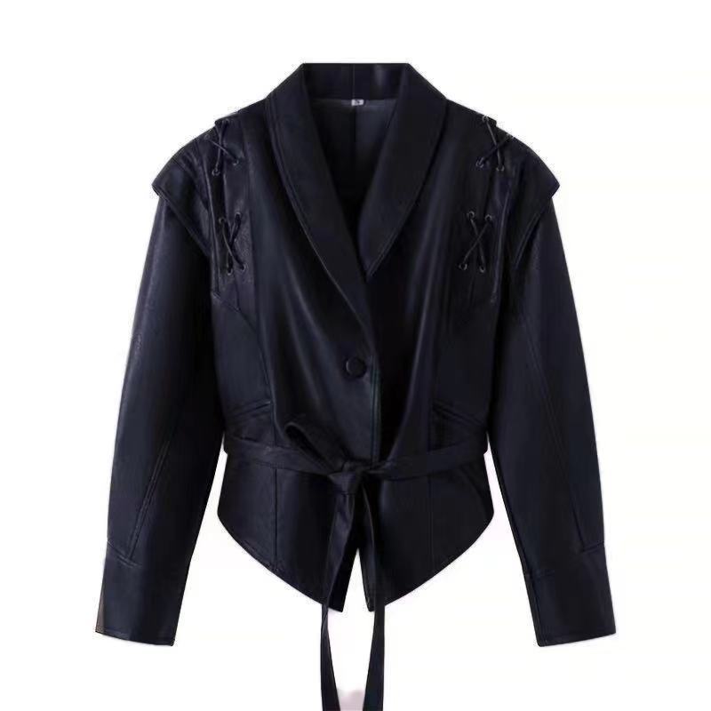 Damen kurzgeschnittene Kunstlederjacke mit Schalkragen, Schnürdetails an Schultern und Taillengürtel Drune