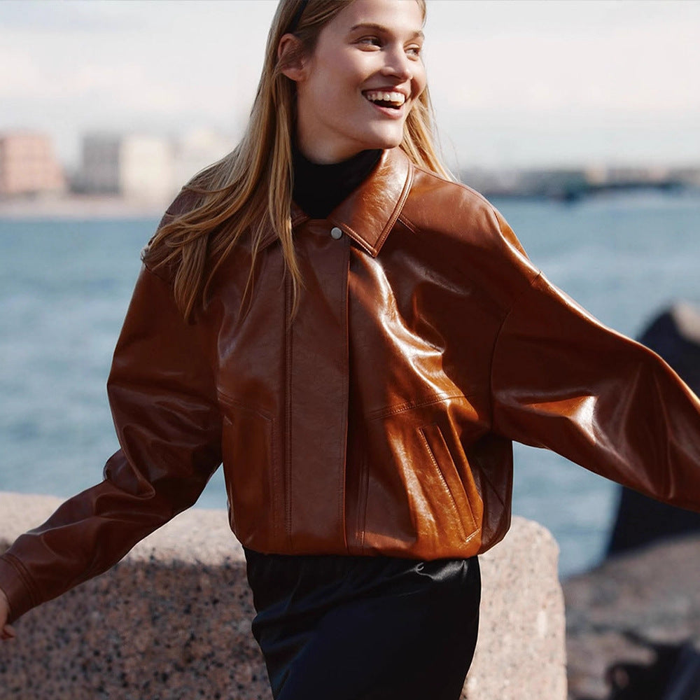 Damen Kurzblouson aus veganem Glattleder mit Boxy‑Silhouette und verdeckter Druckknopfleiste Drune