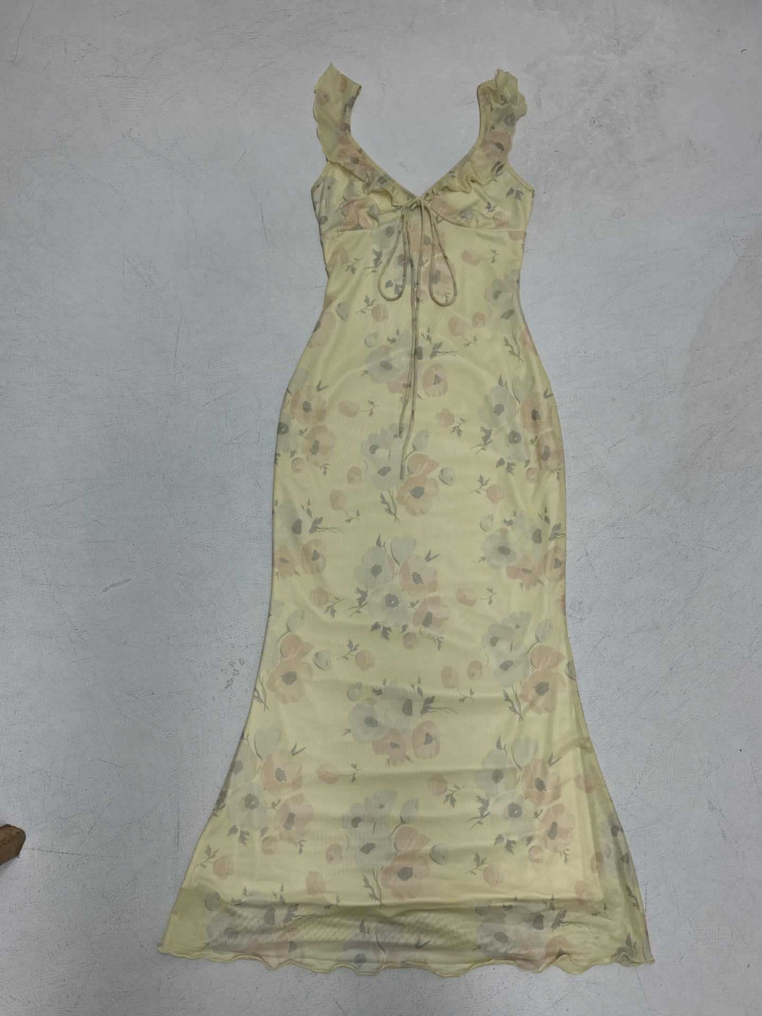 Damen fließendes Maxikleid mit zarten Rüschendetails und floralem Muster Drune