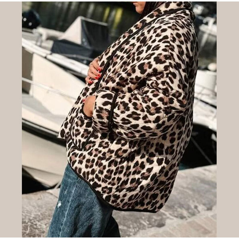 Damen modischer Steppjacke mit Leo-Muster und Taschen Drune