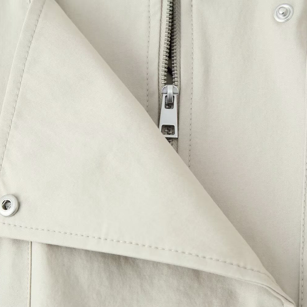 Damen Cropped Windjacke aus technischem Material mit hohem Stehkragen und Kontrastpaspel Drune