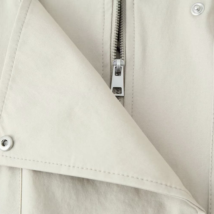 Damen Cropped Windjacke aus technischem Material mit hohem Stehkragen und Kontrastpaspel Drune