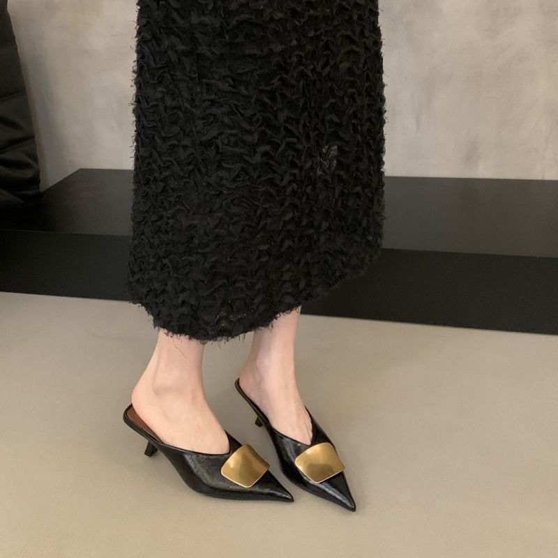 Damen Spitz zulaufende Kitten-Heel Mules mit Metallapplikation Drune
