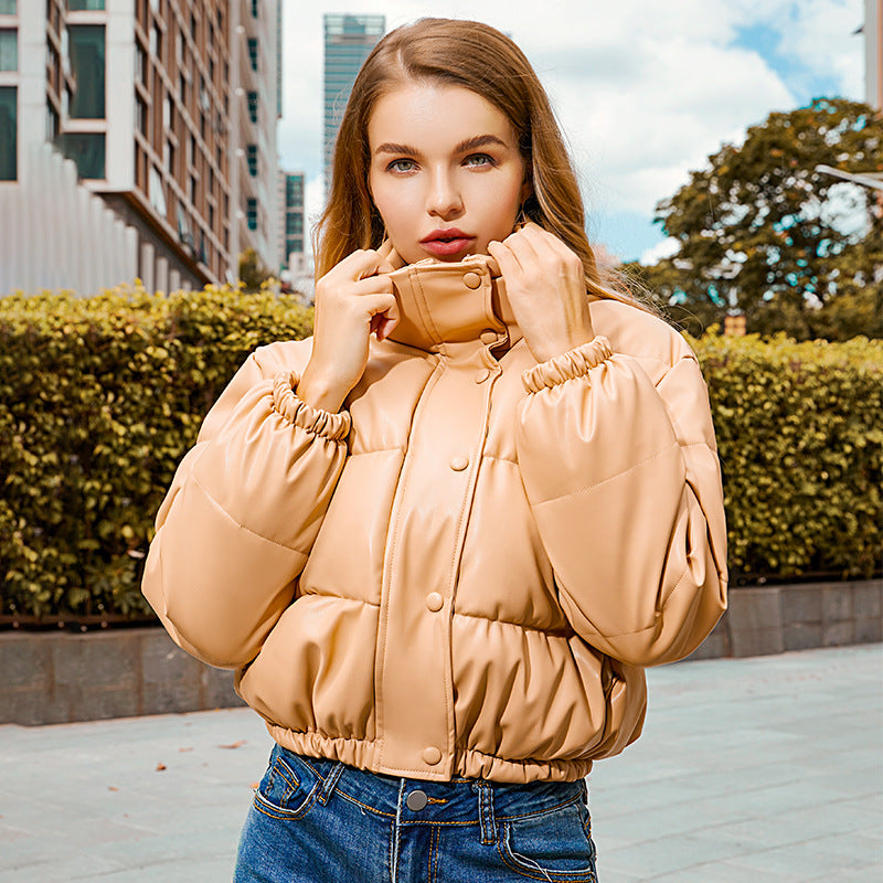 Damen nan kurze taillierte Steppjacke aus veganem Leder mit hohem Stehkragen und elastischem Saum Drune