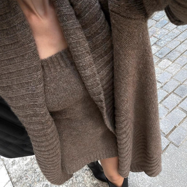 Damen Strick-Set Maxi-Cardigan mit Oversize-Schalkragen und figurbetontem Trägerkleid Drune