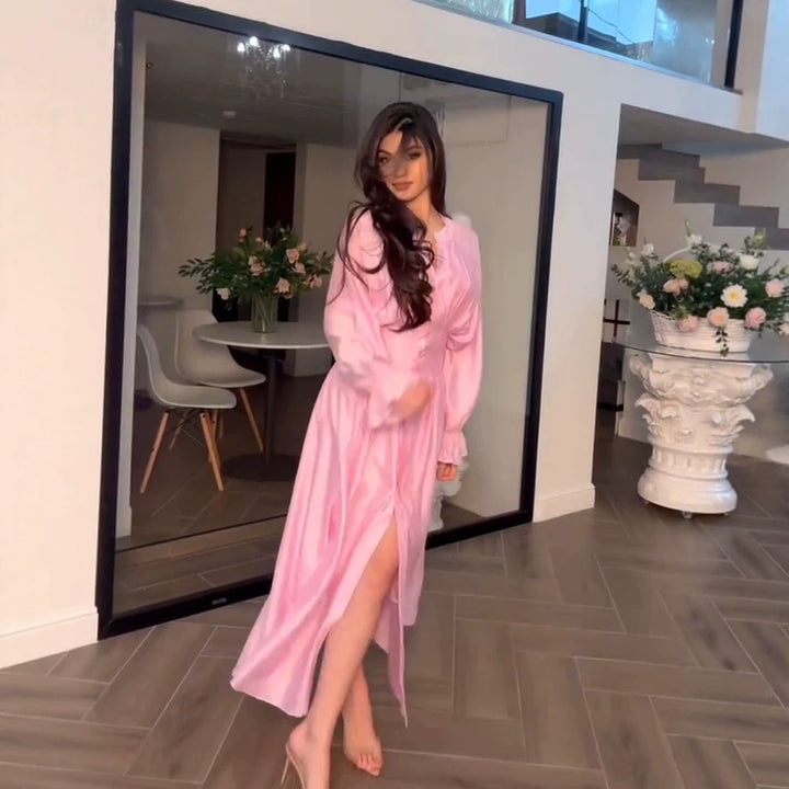 Damen Maxikleid aus Satin mit taillierter Raffung, Stehkragen und vorderem Schlitz Drune