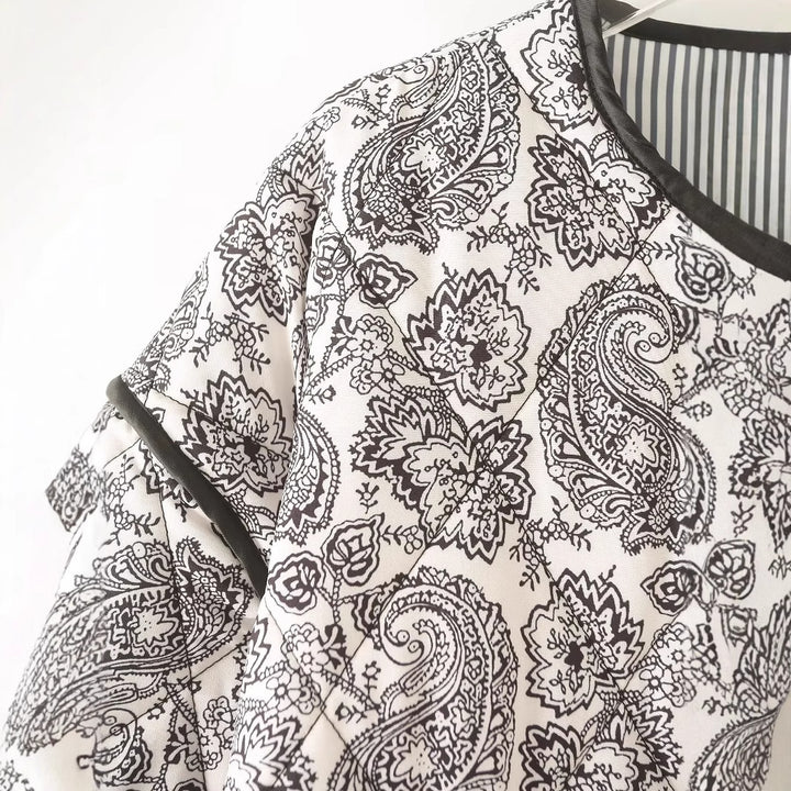 Damen nan gesteppte Paisley-Quiltjacke mit Rundhalsausschnitt aufgesetzten Taschen und kontrastierender Paspel Drune