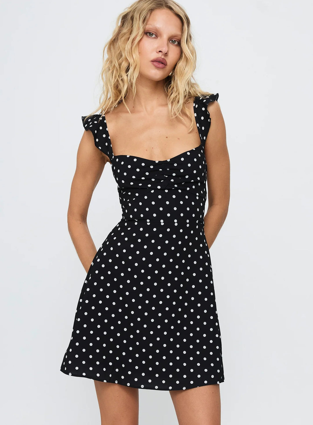 Damen romantisches Sommerkleid mit floralen Stickereien und Rüschendetails Drune