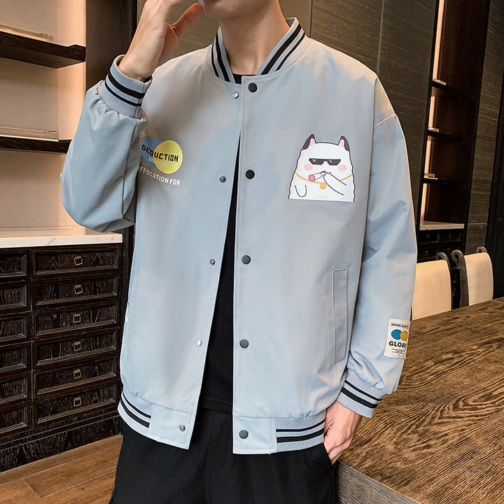 Herren Lässige College‑Bomberjacke im Windbreaker‑Stil mit Cartoon‑Patch und gestreiften Rippbündchen Drune