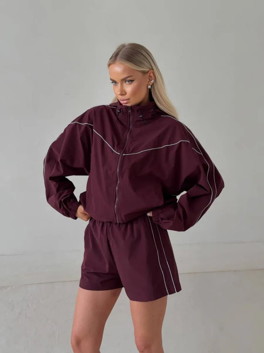 Damen sportliches Set bestehend aus Jacke mit hohem Kragen und Shorts im Urban Style
