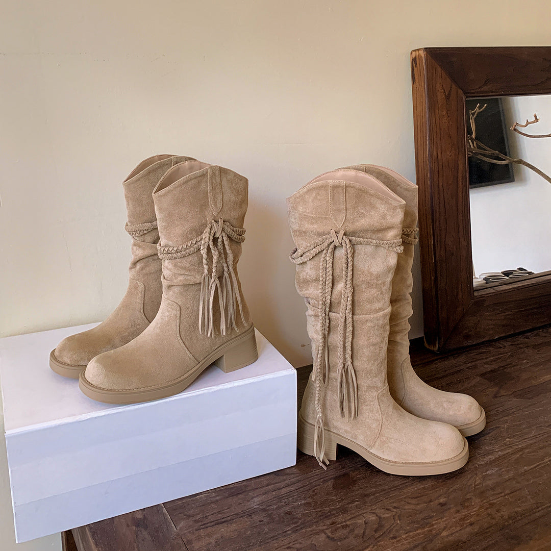 Damen Wadenhohe Veloursleder-Stiefel mit geflochtenem Quastenriemen Drune