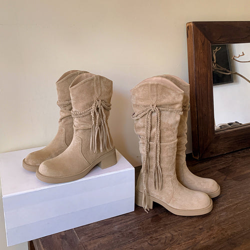 Damen Wadenhohe Veloursleder-Stiefel mit geflochtenem Quastenriemen Drune