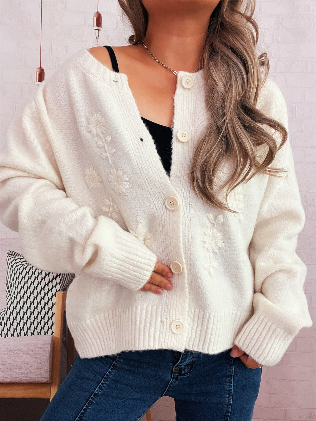 Damen lockerer Strickcardigan mit floralen Applikationen und Knopfdetails Drune