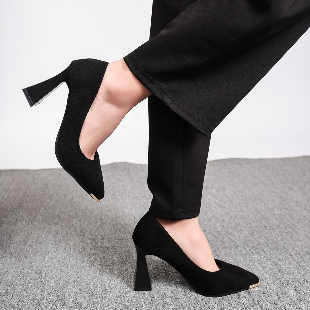Damen Elegante spitz zulaufende Pumps mit skulpturellem Blockabsatz und goldener Zehenkappe Drune