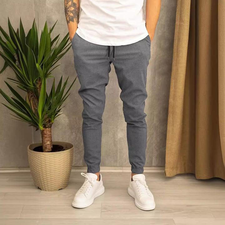 Herren Slim-Fit Jogginghose mit elastischem Bund und praktischen Seitenklapptaschen Drune
