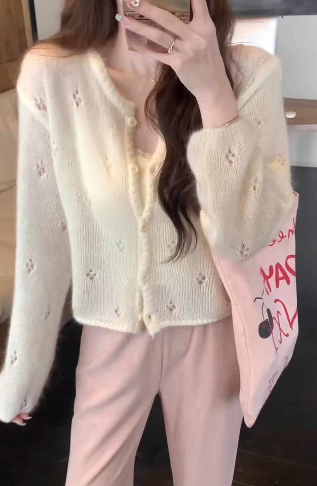 Damen Strickjacke mit filigranem Blütenmuster und eleganten Knöpfen Drune