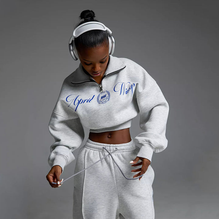 Damen gekürztes Halfzip-Sweatshirt mit Collegestickerei und weit geschnittene High‑Waist Lounge-Jogginghose Drune