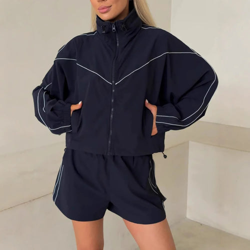 Damen sportliches Set bestehend aus Jacke mit hohem Kragen und Shorts im Urban Style